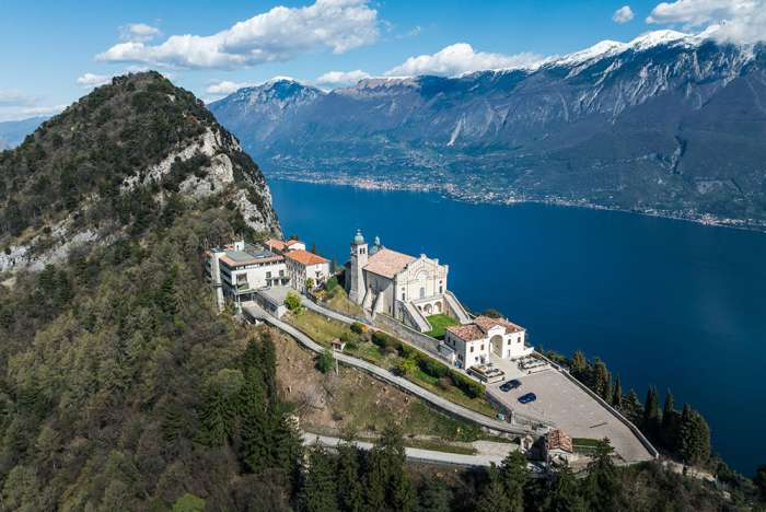 Panorama dal drone: Santuario Montecastello, Centro di Spiritualità, Montecastello