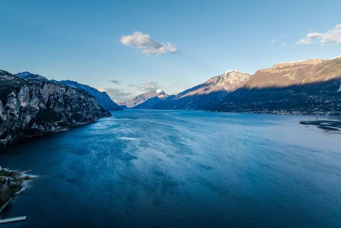Panorama sul Garda da drone, a destra Monte Baldo, a sinistra Campione del Garda, direzione Riva del Garda 