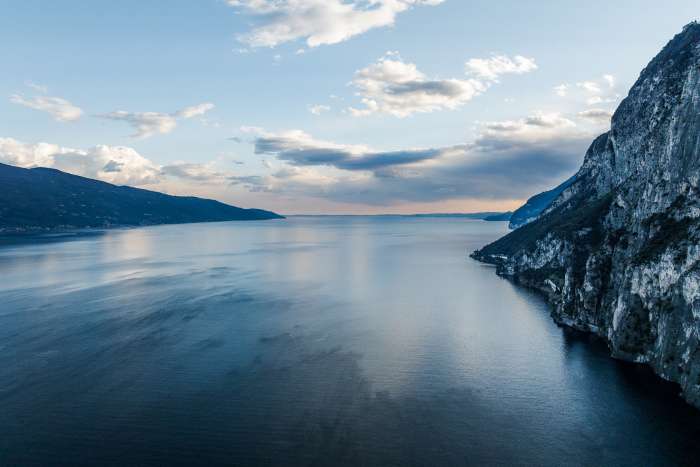 Panorama sul Garda da drone a dx Monte Baldo direzione Desenzano